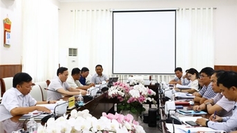 UBND tỉnh họp nghe báo cáo hồ sơ Nghị quyết quy định mức thu phí thẩm định hồ sơ cấp Giấy chứng nhận quyền sử dụng đất