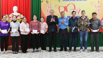 Đồng chí Lê Văn Bình, Chủ tịch Ủy ban MTTQ Việt Nam tỉnh trao quà Tết cho đoàn viên, người lao động