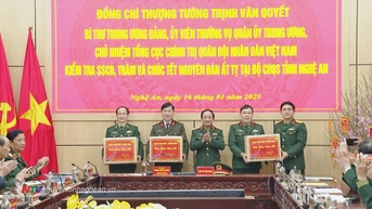 Trinh Van Quyet 중장은 Nghe An 성 군사 사령부에 새해 복 많이 받으시기를 기원합니다.