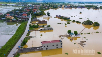Trưởng Ban Chỉ huy PCTT TKCN tỉnh Ninh Bình ký Lệnh di dân Vùng phân lũ chậm lũ huyện Gia Viễn và huyện Nho Quan