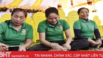 6 đội đua tài gói bánh chưng dâng Thánh tại lễ hội đền Cả