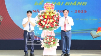 Đồng chí Nguyễn Khắc Thận, Phó Bí thư Tỉnh ủy, Chủ tịch UBND tỉnh dự lễ khai giảng năm học mới tại Trường THCS Phạm Huy Quang
