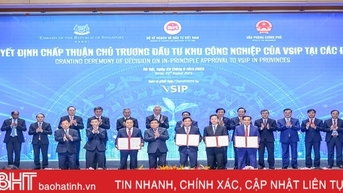 Trao quyết định chủ trương đầu tư dự án VSIP hơn 1.555 tỷ đồng tại Hà Tĩnh
