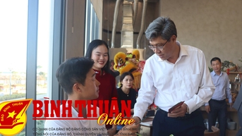 Chúc tết doanh nghiệp, lì xì du khách xông đất Bình Thuận