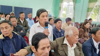 អ្នក​បោះឆ្នោត​ចាប់​អារម្មណ៍​លើ​ការដ្ឋាន​សាង​សង់​តំបន់​កែ​ច្នៃ​សំណល់​កណ្តាល​ក្នុង​ឃុំ Binh Phu។