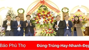 Thăm, tặng quà Giám mục Giáo phận Hưng Hóa và các linh mục trên địa bàn thành phố Việt Trì