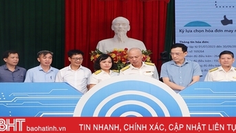Khách hàng ở thị trấn Nghèn trúng giải nhất “Hóa đơn may mắn” quý III