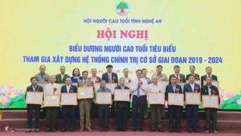2019년부터 2024년까지 기초 정치 시스템 구축에 참여한 모범적인 노인들을 칭찬합니다.