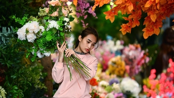 Dạo một vòng chợ hoa Tết rực rỡ giữa phố cổ Hà Nội