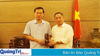 Tiến sỹ Amandine Dabat tặng kỷ vật của Vua Hàm Nghi cho huyện Cam Lộ