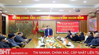 ទីប្រជុំជន Ky Anh រៀបចំជំនួបជាមួយអតីតថ្នាក់ដឹកនាំគ្រប់សម័យកាល