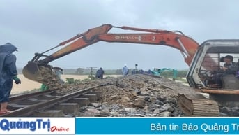 Khẩn trương khắc phục sự cố hư hỏng đường sắt ở khu gian Sa Lung