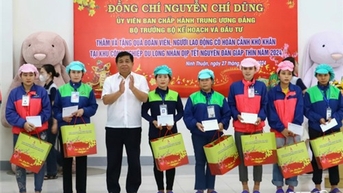 Bộ trưởng Bộ Kế hoạch và Đầu tư Nguyễn Chí Dũng thăm, tặng quà Tết Nguyên đán Giáp Thìn 2024 tại tỉnh ta