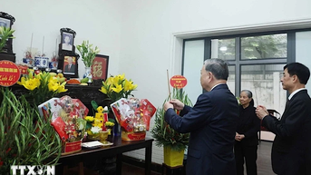 Tổng Bí thư Tô Lâm thắp hương tưởng niệm cố Tổng Bí thư Nguyễn Phú Trọng