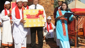សមមិត្ត Nguyen Long Bien សមាជិកគណៈកម្មាធិការបក្សខេត្ត អនុប្រធានគណៈកម្មាធិការប្រជាជនខេត្តបានចូលរួមពិធីបុណ្យ Kate នៅប៉ម Po Klong Garai។