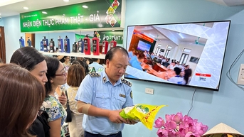 Trưng bày trên 400 sản phẩm giúp người tiêu dùng nhận biết hàng thật hàng giả