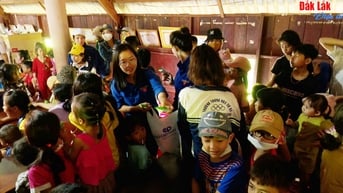 Báo Đắk Lắk tặng quà Trung thu cho trẻ em buôn kết nghĩa 