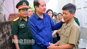 Các đoàn đại biểu của tỉnh thăm động viên gia đình chiến sĩ hy sinh khi làm nhiệm vụ phòng chống bão số 3