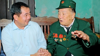 쩐득탕 동지께서 디엔비엔푸 전투에 참여한 참전용사와 순교자 가족을 방문하여 선물을 전달하셨습니다.