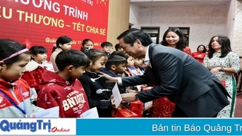 Hội Khuyến học tỉnh Quảng Trị tặng 180 suất quà Tết cho học sinh, sinh viên nghèo hiếu học