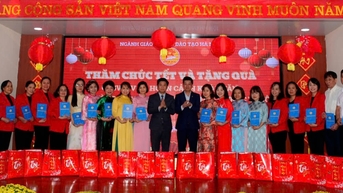 Hà Nội tặng quà Tết tới 170 giáo viên có hoàn cảnh khó khăn