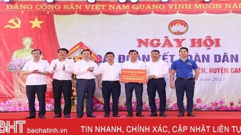 Lãnh đạo Chính phủ dự ngày hội đại đoàn kết, trao tặng nhà cho người dân Can Lộc