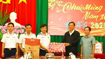 សមមិត្ត Nguyen Duc Thanh សមាជិកគណៈកម្មាធិការមជ្ឈិមបក្ស លេខាគណៈកម្មាធិការបក្សខេត្ត បានទទួលគណៈប្រតិភូការងារនៃបញ្ជាការដ្ឋានឆ្មាំសមុទ្រតំបន់៣ មកសួរសុខទុក្ខ និងជូនពរឆ្នាំថ្មី។