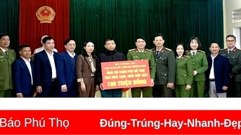 Trao kinh phí hỗ trợ xóa nhà tạm tại xã Phú Khê