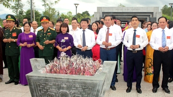 Đoàn đại biểu dự Đại hội MTTQ Việt Nam tỉnh lần thứ XIII dâng hương Đền thờ Liệt sĩ tại chiến trường Điện Biên Phủ