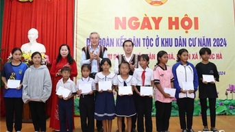Đồng chí Phạm Văn Hậu, Phó Bí thư Thường trực Tỉnh ủy dự Ngày hội Đại đoàn kết toàn dân tộc liên khu dân cư thôn Tân Hà, Giá, Rồ Ôn