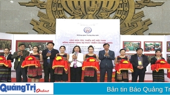 Gần 200 bức ảnh được trưng bày tại không gian “Các dân tộc thiểu số Việt Nam đồng hành cùng sự phát triển đất nước”