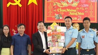 សមមិត្ត Tran Minh Luc សមាជិកគណៈកម្មាធិការបក្សខេត្ត អនុប្រធានក្រុមប្រឹក្សាប្រជាជនខេត្ត បានចុះសួរសុខទុក្ខ និងជូនពរឆ្នាំថ្មីដល់អង្គភាពនគរបាល និងយោធា និងមនុស្សចាស់។