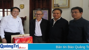 Phó Chủ tịch UBND tỉnh Lê Đức Tiến thăm gia đình nguyên lãnh đạo tỉnh, thân nhân người có công