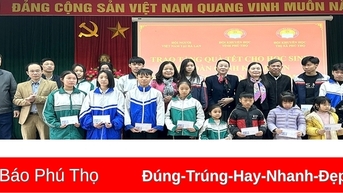 Trao quà cho học sinh có hoàn cảnh khó khăn tại thị xã Phú Thọ và huyện Phù Ninh
