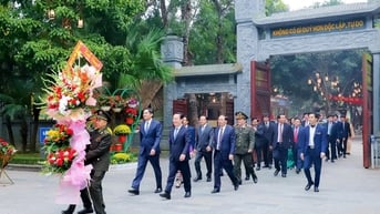 Lãnh đạo tỉnh Nghệ An dâng hương tưởng niệm Chủ tịch Hồ Chí Minh và Tổng Bí thư Lê Hồng Phong