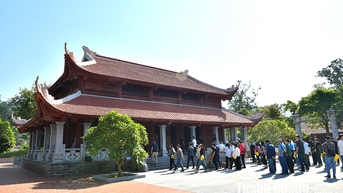 ភ្ញៀវ​ទេសចរ​ជិត ២០០​នាក់​ទៅ​ទស្សនា​វិមាន​ជាតិ​ពិសេស Tan Trao