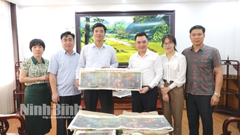 Trao tặng hơn 800 phụ san ấn phẩm báo in tranh panorama Chiến dịch Điện Biên Phủ cho Sở Giáo dục và Đào tạo
