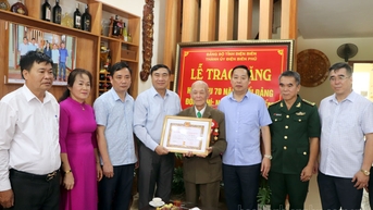 Trao Huy hiệu 70 năm tuổi Đảng cho đảng viên tại TP. Điện Biên Phủ
