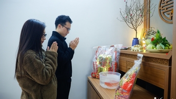 Vợ chồng trẻ ở Hà Nội tất bật làm lễ cúng ông Công ông Táo