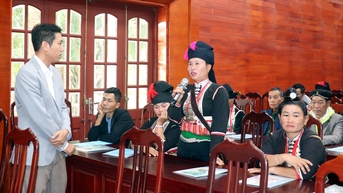 Tập huấn bảo tồn, phát huy trang phục truyền thống dân tộc Khơ Mú