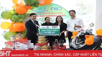 Vietcombank Hà Tĩnh trao thưởng xe máy SH cho khách hàng tham gia bảo hiểm