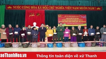 Tư lệnh Quân khu 4 thăm, tặng quà tại huyện Thường Xuân