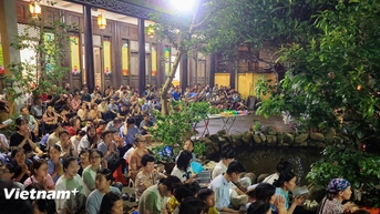 Người dân ngồi kín sân chùa Phúc Khánh (Hà Nội) trong lễ Vu Lan báo hiếu