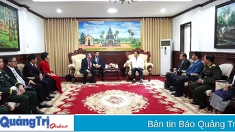 Quyền Chủ tịch UBND tỉnh Hà Sỹ Đồng chào xã giao Bí thư Tỉnh ủy, Tỉnh trưởng tỉnh Savannakhet 
