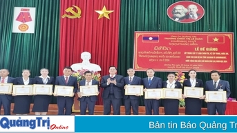 Bế giảng lớp Trung cấp Lý luận chính trị dành cho cán bộ 2 tỉnh Savannakhet và Salavan