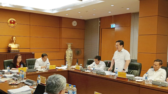 Thường trực Ủy ban Tài chính -Ngân sách của Quốc hội thẩm tra dự thảo Nghị quyết của Quốc hội về tỉnh Nghệ An