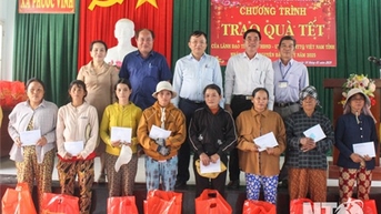 Lãnh đạo UBND tỉnh thăm, tặng quà cho các hộ nghèo xã Phước Vinh