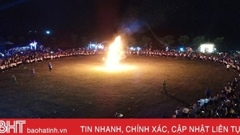 កុមារ Ha Tinh រីករាយជាមួយការរាំជាក្រុម របាំប្រជាប្រិយ និងល្បែងប្រជាប្រិយ