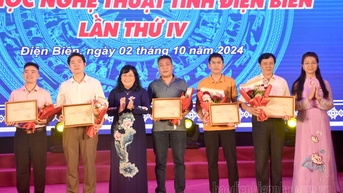 ប្រគល់រង្វាន់អក្សរសាស្ត្រ និងសិល្បៈដល់អ្នកនិពន្ធចំនួន ៣២ នាក់ ដែលមានស្នាដៃឆ្នើម