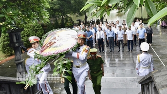 Đoàn đại biểu thành phố Ninh Bình dâng hương nhân kỷ niệm 70 năm Ngày giải phóng thành phố